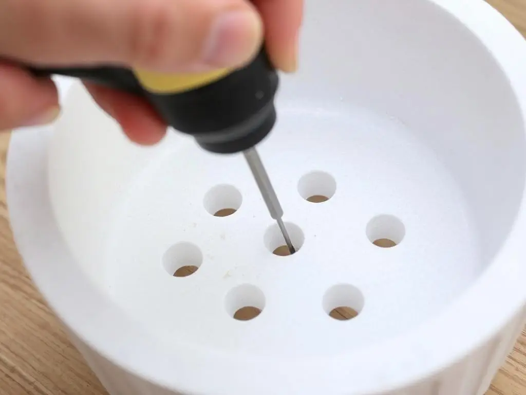 Wykonywanie otworów drenażowych w dnie donicy ze styropianu